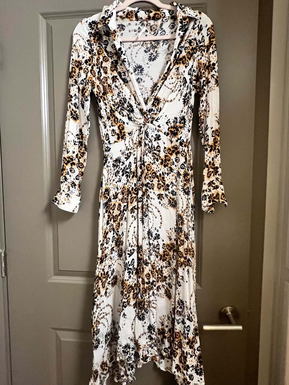 Free People Tough Love Floral Shirt
Long Sleeve Midi Length Wrap
Dress Size 2 - Picture 2 of 6